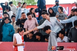 争议判罚引发波澜，中国女篮力克意大利，晋级八强之路充满话题