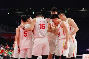 巅峰对决：中国男篮与日本队，周鹏领衔，信心与实力的较量